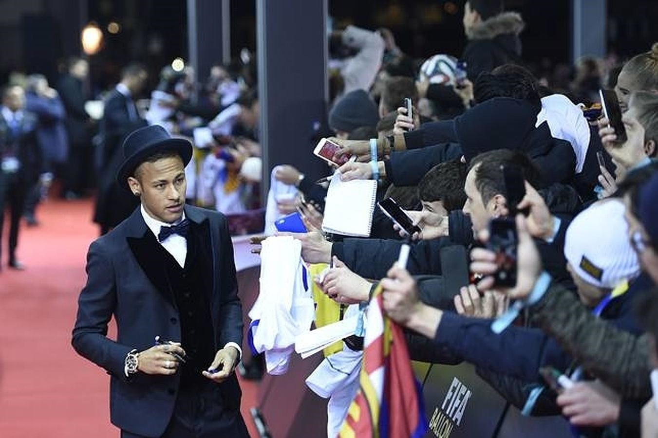 Neymar firma autógrafos en la gala del Balón de Oro 2016