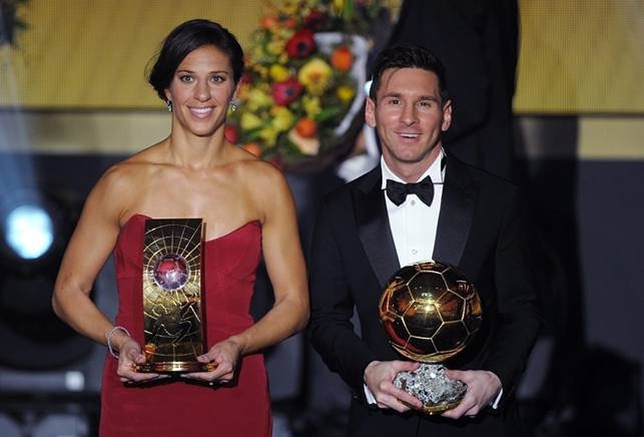 Leo Messi sostiene su Balón de Oro