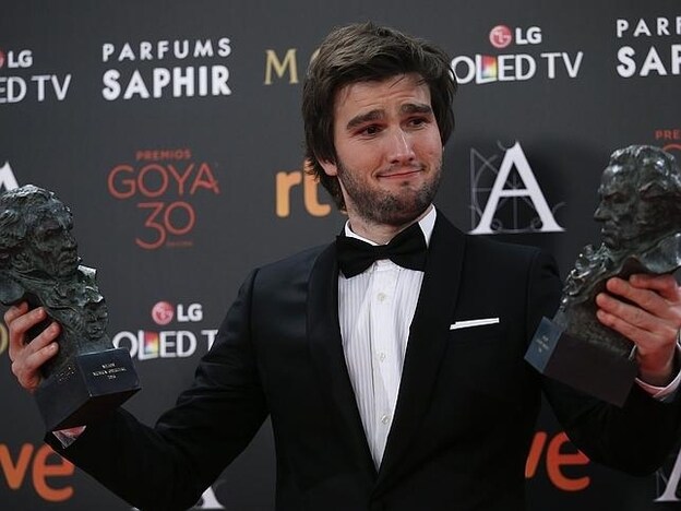 Luca Vidal posa con sus dos Premios Goya./cordon press
