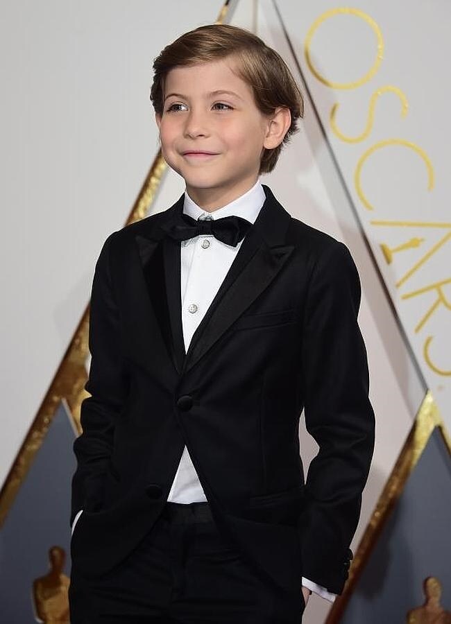 Jacob Tremblay posa formal en la alfombra roja de los Premios Oscar 2016