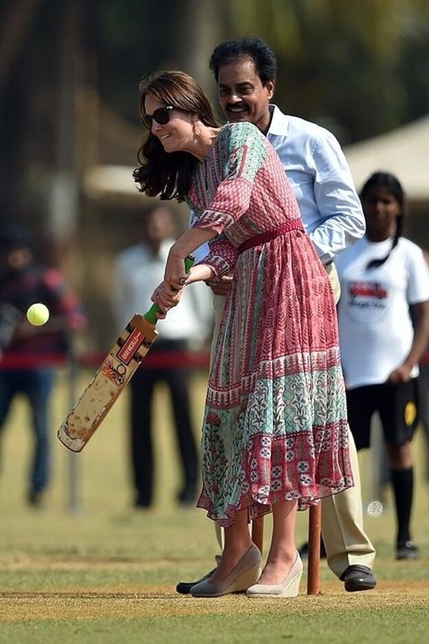 Kate Middleon juega al críquet con un vestido de estilo boho de la diseñadora india Anita Dongre y sus cuñas de esparto de Stuart Weirtzmann./Gtres