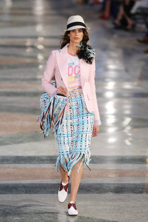 Chaqueta rosa y falda tweed de la colección Crucero 2016 de Chanel