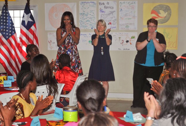 Look 1 del viaje de Michelle Obama: Liberia