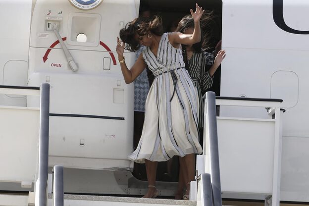 Instante en el que Michelle Obama se traba y casi acaba en el suelo./