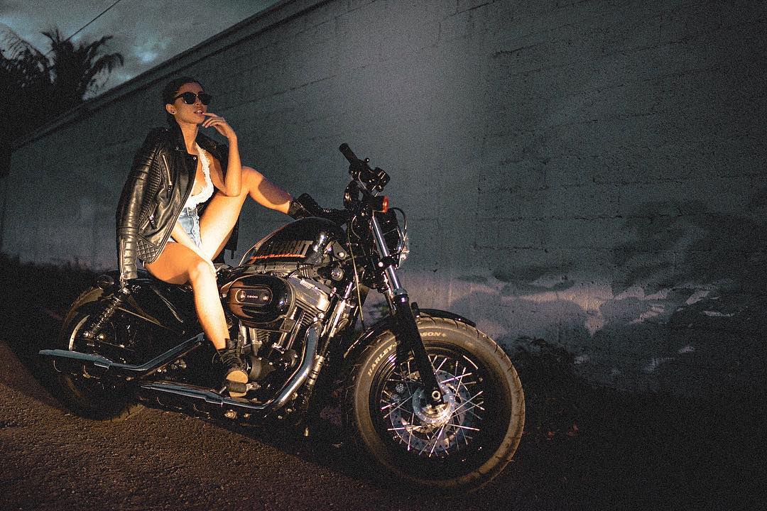 Alexandra Rodríguez y su Harley Davidson