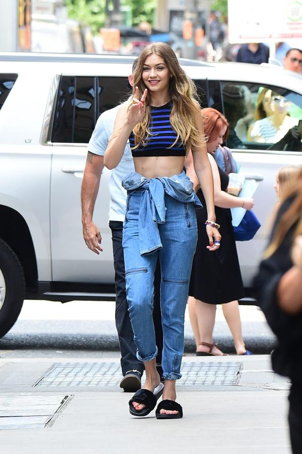 Gigi Hadid con jeans y crop top