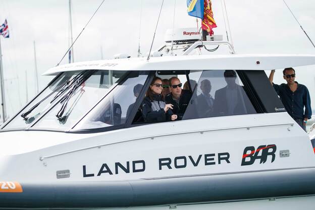 Los Duques de Cambridge, a bordo de uno de los barcos del equipo Land Rover BAR.