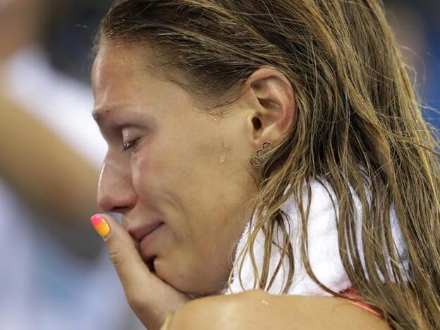 Yulia Efimova llora en la piscina ante los abucheos del público tras su medalla de plata en los 100 metros braza./gtres.