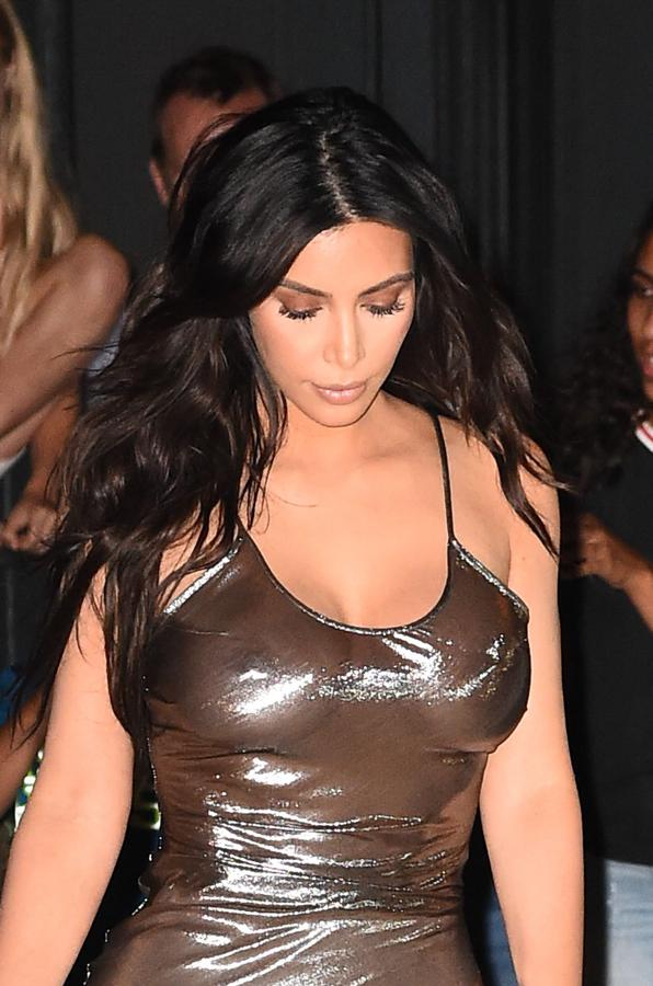 Kim Kardashian con un vestido semitransparente y sin sujetador