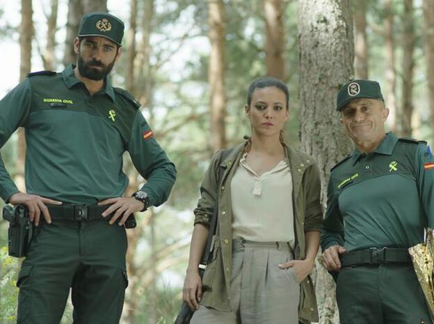 Rubén Cortada, Elisa Mouilaá y Pepe Viyuela en una secuencia de 'Olmos y Robles'