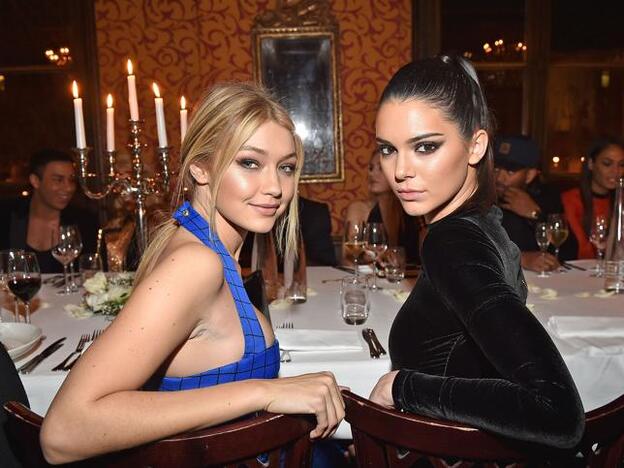 Las modelos Gigi Hadid con coleta baja despeinada y Kendall Jenner con coleta alta pulida./Getty Images
