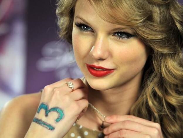 Taylor Swift, con el número 13 pintado en la mano./GTRES
