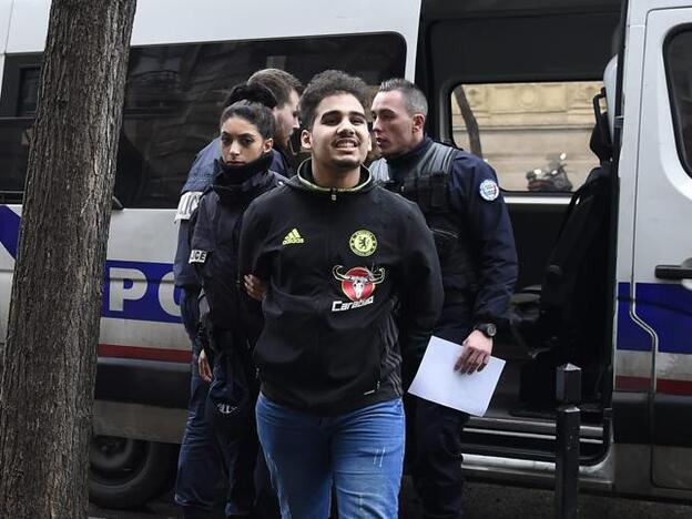 Uno de los detenidos por el caso del atraco a Kim Kardashian a su llegada a la gendarmería.
