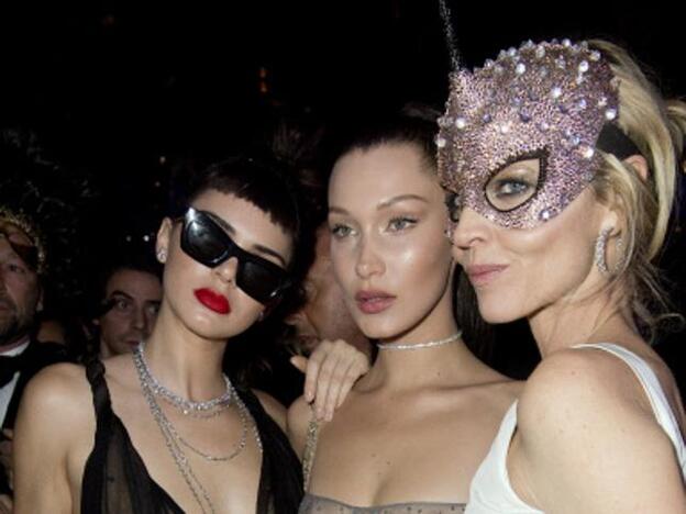 Así fue la fiesta de máscaras de Dior que no se perdieron las celebrities