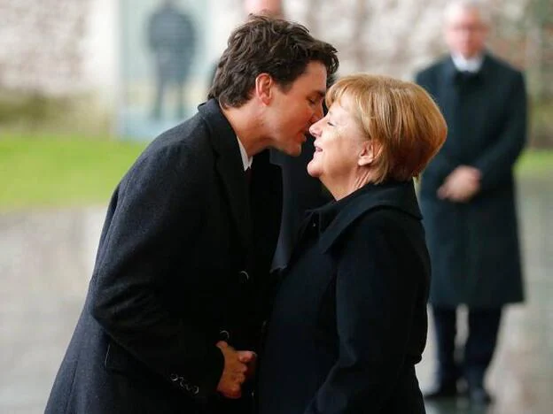 Justin Trudeau saluda efusivo a la canciller alemana Angela Merkel/CORDON PRESS