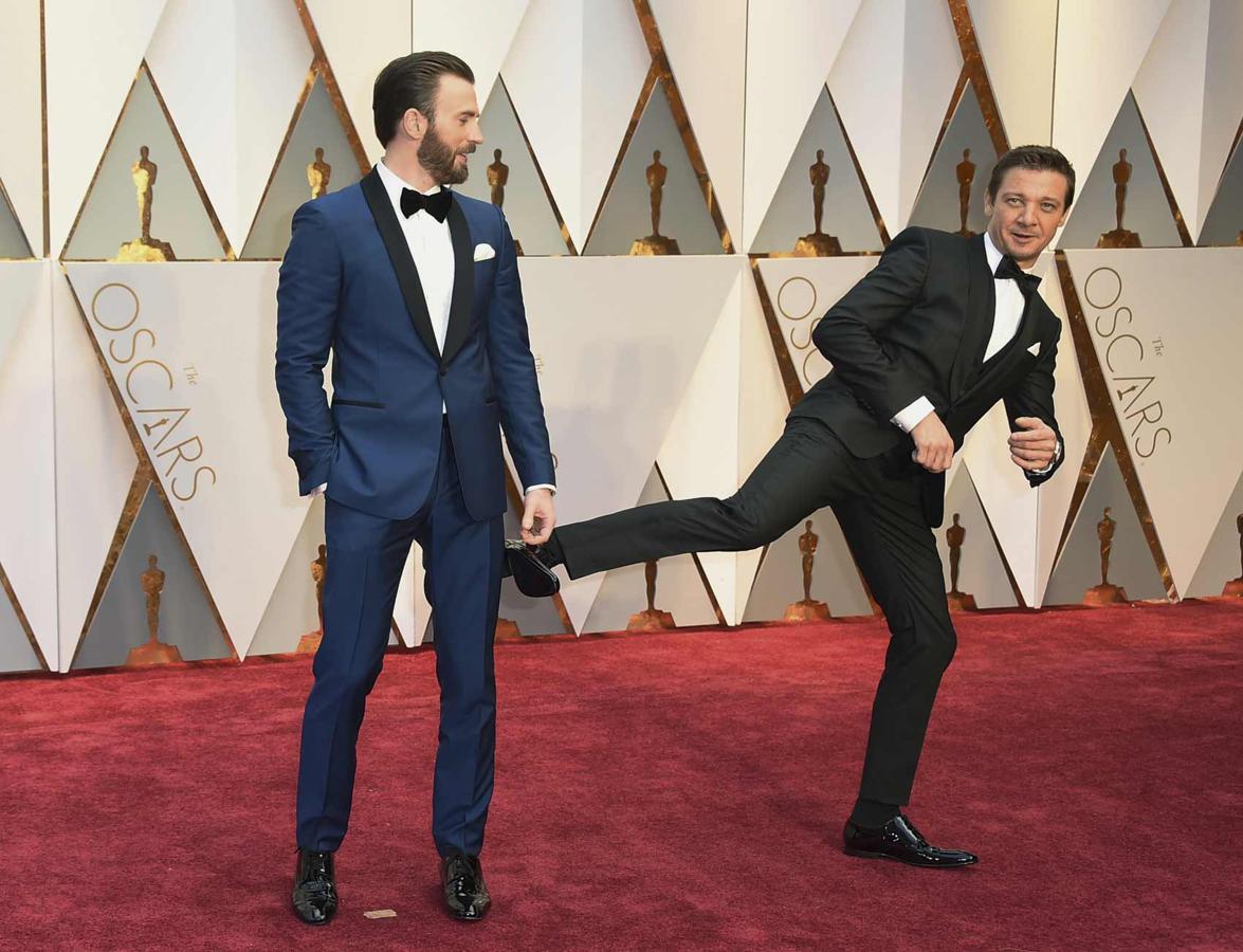 Las imágenes más simpáticas de los Oscars 2017: Jeremy Renner da una patada a Chris Ebas