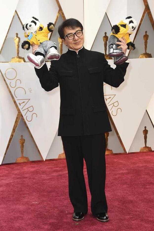 Jackie Chan posa con sus dos osos panda con una chapa de Unicef./gtres.