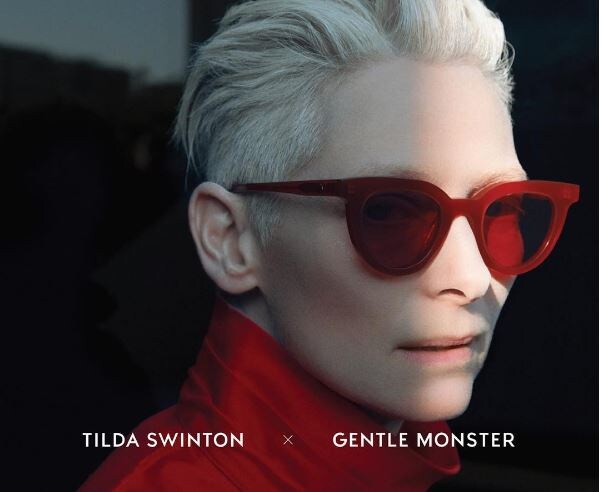 Las famosas con gafas de sol rojas: Tilda Swinton