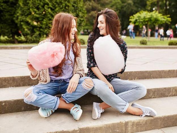 Dos chicas disfrutando de algodones de azucar./Ftoloia