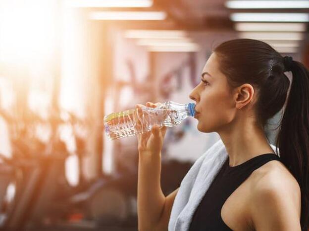 Una mujer, bebiendo agua en el gimnasio./FOTOLIA