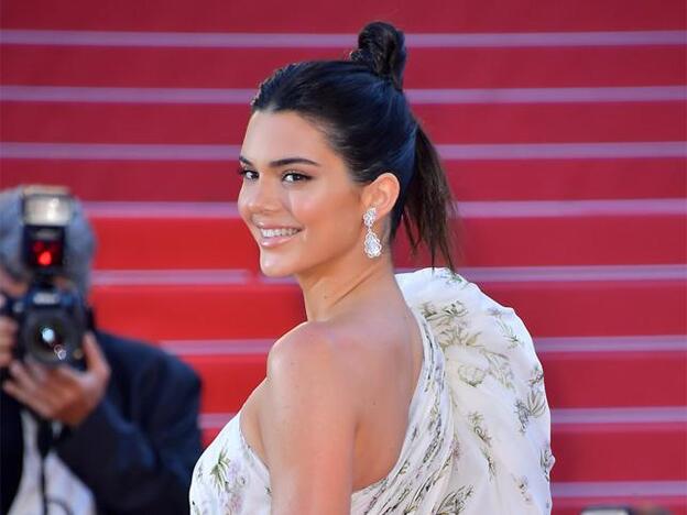 Kendall Jenner con un original recogido en el Festival de Cannes./Cordon Press