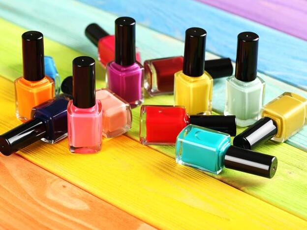 Esmaltes de colores para pintar tus uñas este verano./Adobe Stock