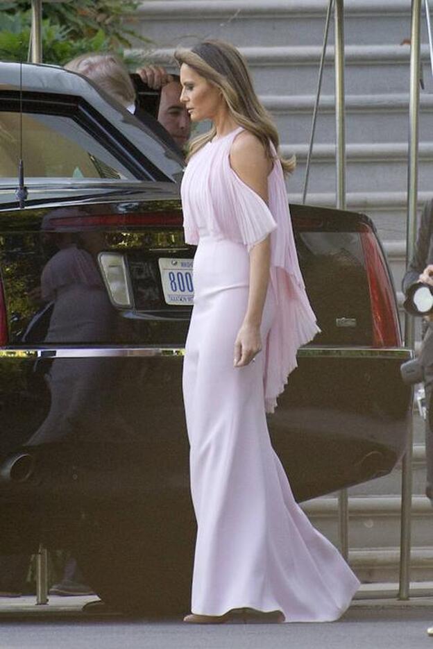 Melania Trump y el perfecto vestido de invitada, firmado por J.Mendel/Gtres