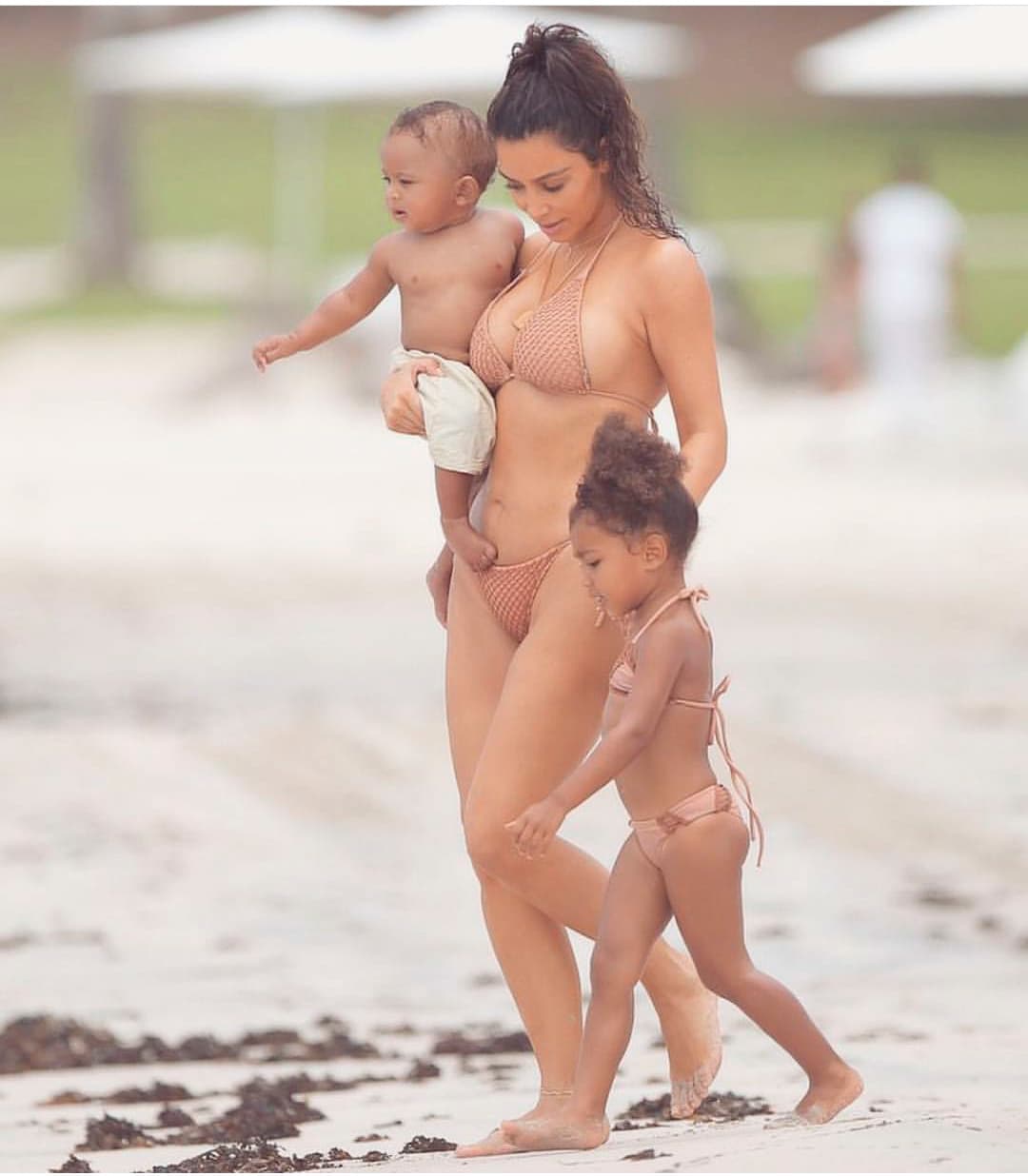 Kim Kardashian con bikini en color nude.