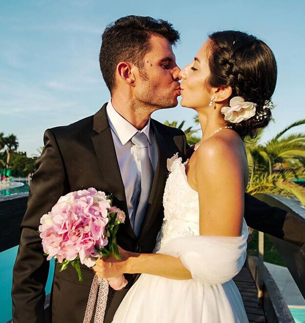 Javier Santos y Chiara Allegrini durante su boda./redes sociales