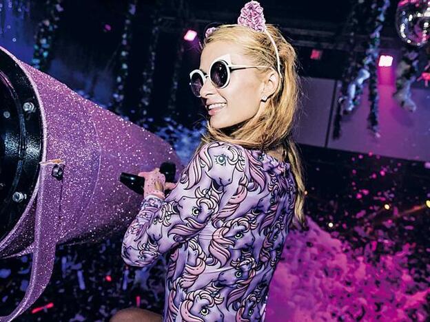 Paris Hilton en una de sus sesiones como 'DJ' en Ibiza./Pablo Dass.