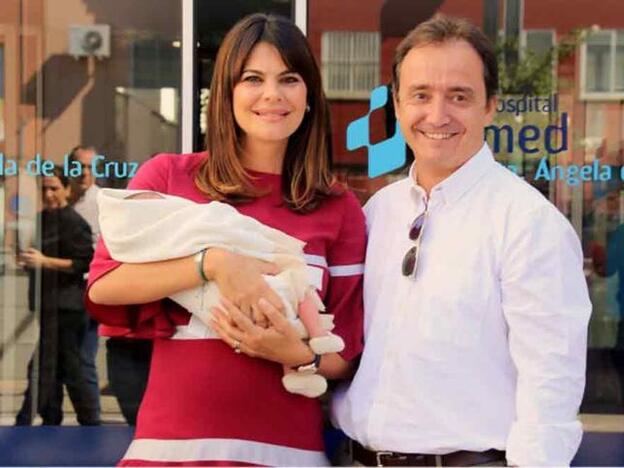 María José Suárez y Jordi Nieto con su hijo a la salida del hospital./instagram