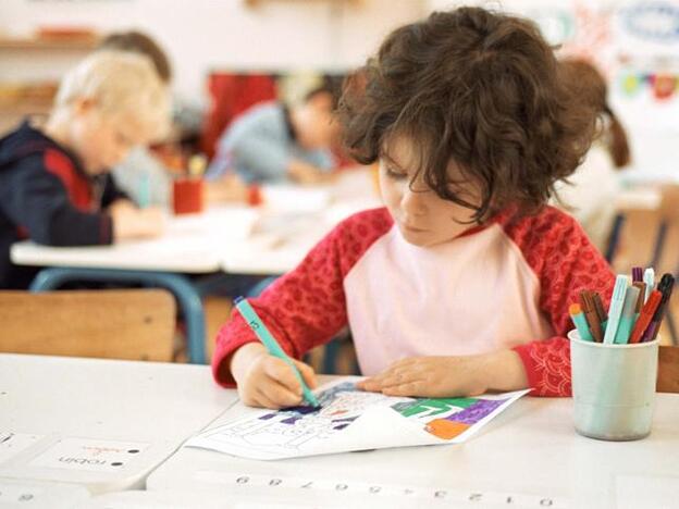 Una niña, coloreando en el colegio./gtres