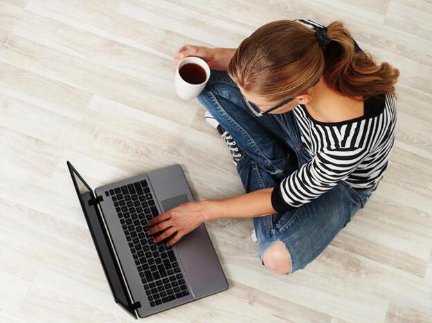 Una chica trabajando con su ordenador./adobe stock