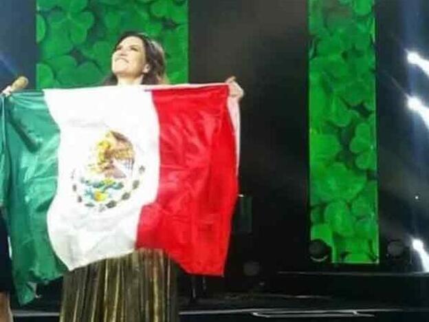 Laura Pausini muestra su apoyo sujetando una bandera de México./instagram.
