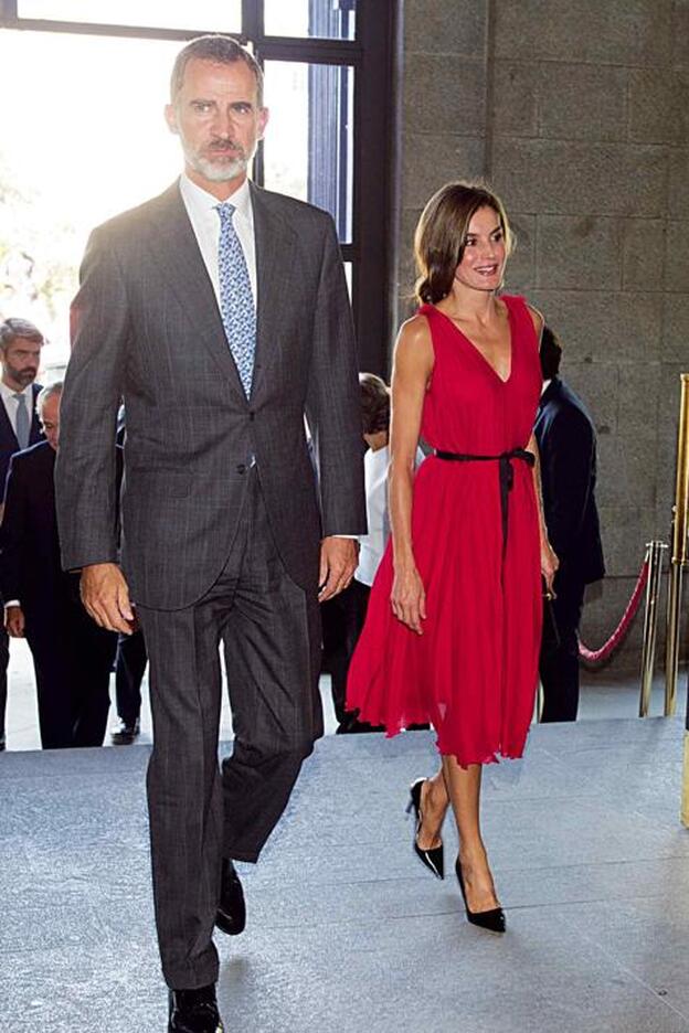 Don felipe y doña Letizia a su llegada al Teatro Real de Madrid para presidir el acto./abc.