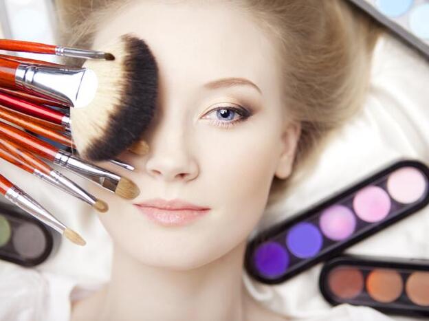 Hay cosméticos y productos de belleza que no deberías compartir jamás./Adobe Stock