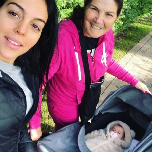 Georgina junto a su suegra Dolores Aveiro paseando a los mellizos de Cristina Ronaldo./instagram