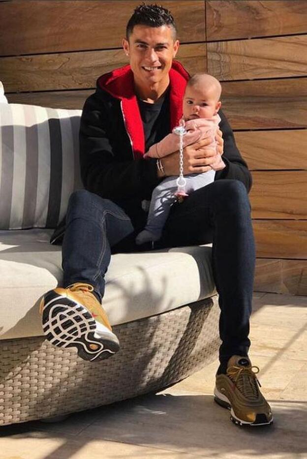El jugador del Real Madrid, Cristiano Ronaldo, con su hija Eva en brazos./instagram