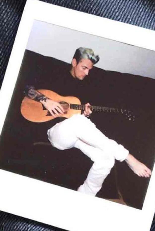 Aaron Carter tocando la guitarra en una imagen de sus redes./instagram.