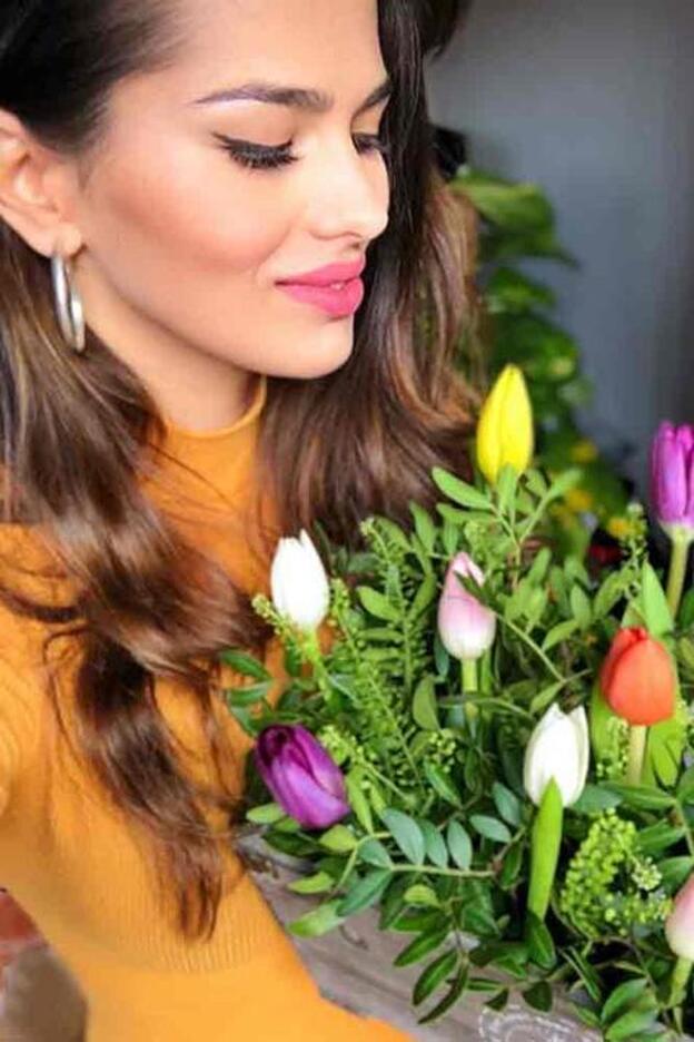 Sara Sálamo posa con el ramo de flores que le ha enviado Isco Alarcón./instagram.
