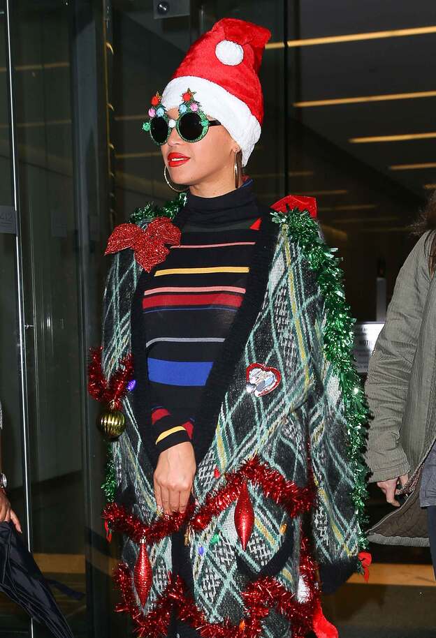 Beyoncé por Nueva York vestida de árbol de Navidad en 2015./Gtres