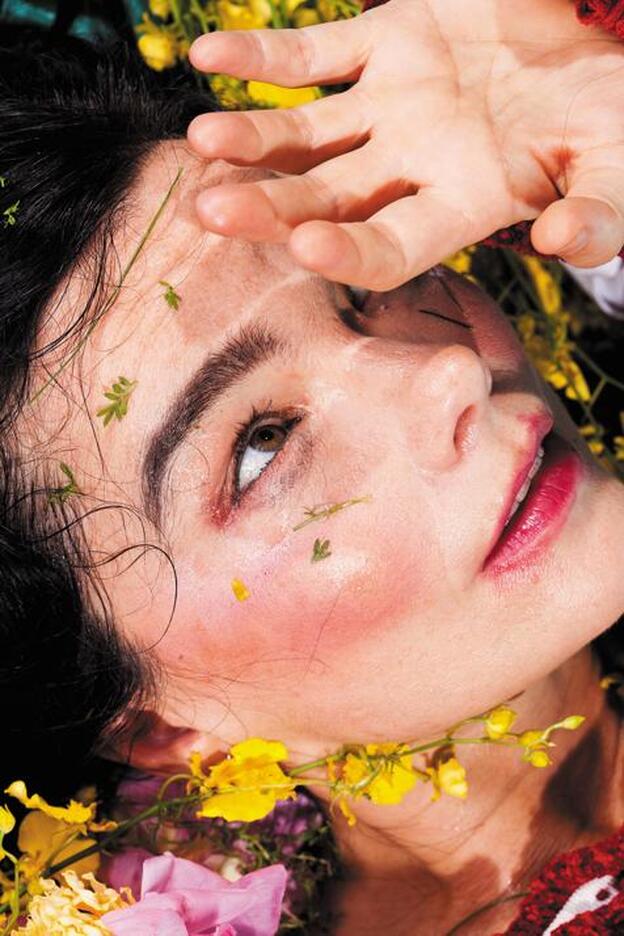 Según la crítica, 'Utopia', su décimo disco de estudio, muestra a una Björk más feliz, materna, feminista, y sexual que nunca./maisie cousins
