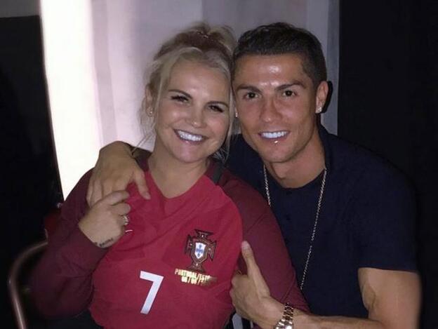 Katia Aveiro junto a su hermano Cristiano Ronaldo./instagram