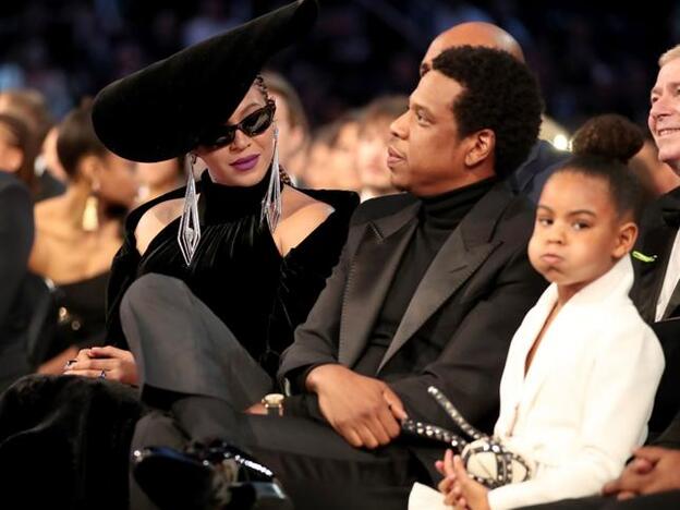 Beyoncé junto a Jay-Z y Blue Ivy en la gala de los Grammy./getty