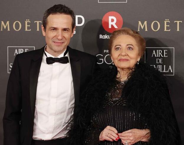 El director y su madre en la alfombra roja de los Premios Goya 2018./Gtres