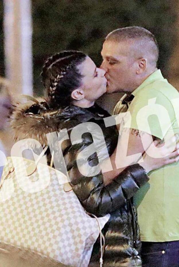 La foto del primer beso en la boca entre María Lapiedra y Gustavo González./agencias.