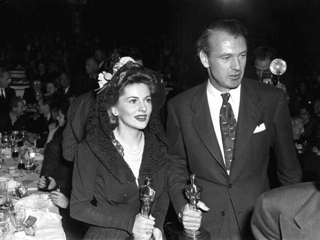 Joan Fontaine y Gari Cooper sujetando el galardón en 1942.