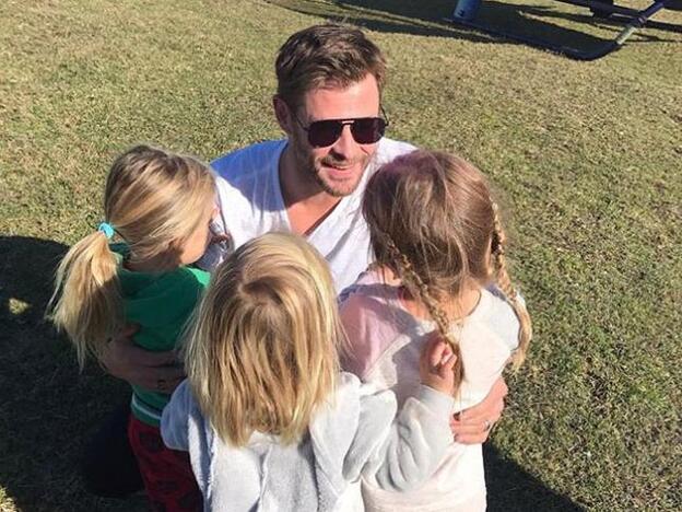 Chris Hemsworth junto a sus hijos./instagram