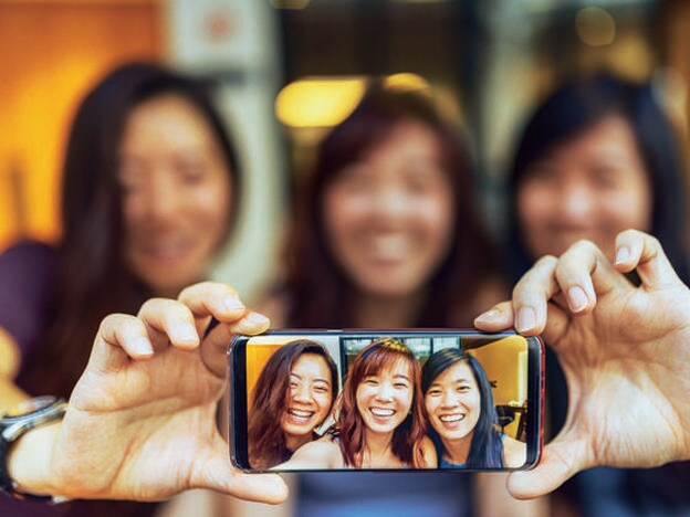 Tres mujeres haciéndose un selfie./Shutterstock