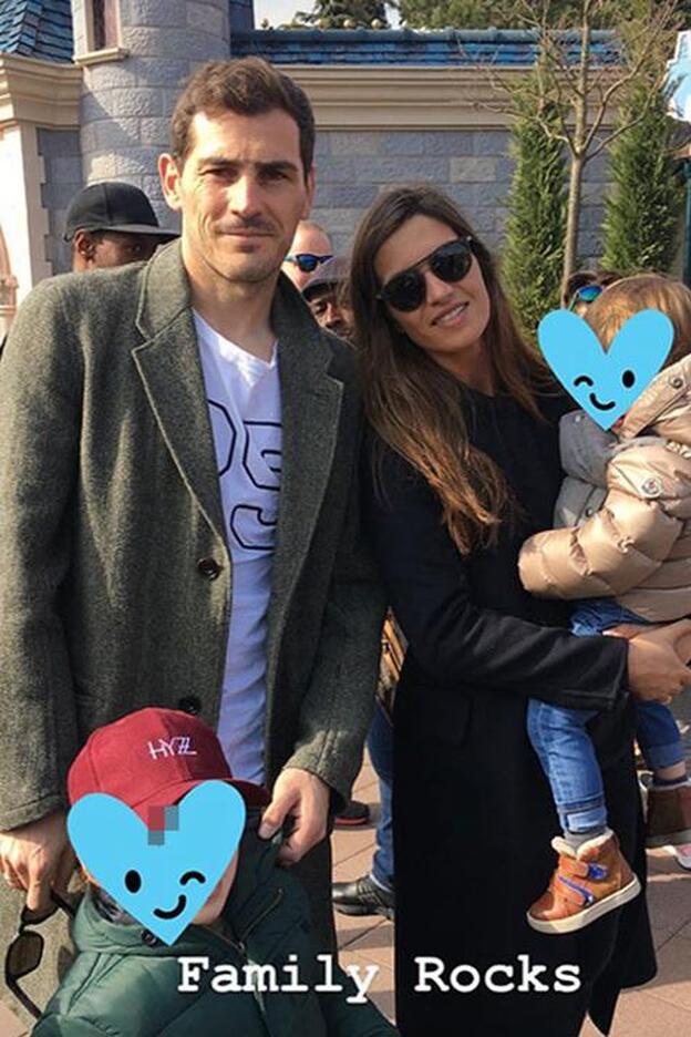 Sara Carbonero e Iker Casillas junto a sus hijos en Disneyland París./Instagram